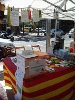 Taller de roses i punts de llibre a la parada del Servei Comarcal de Català del Baix Empordà