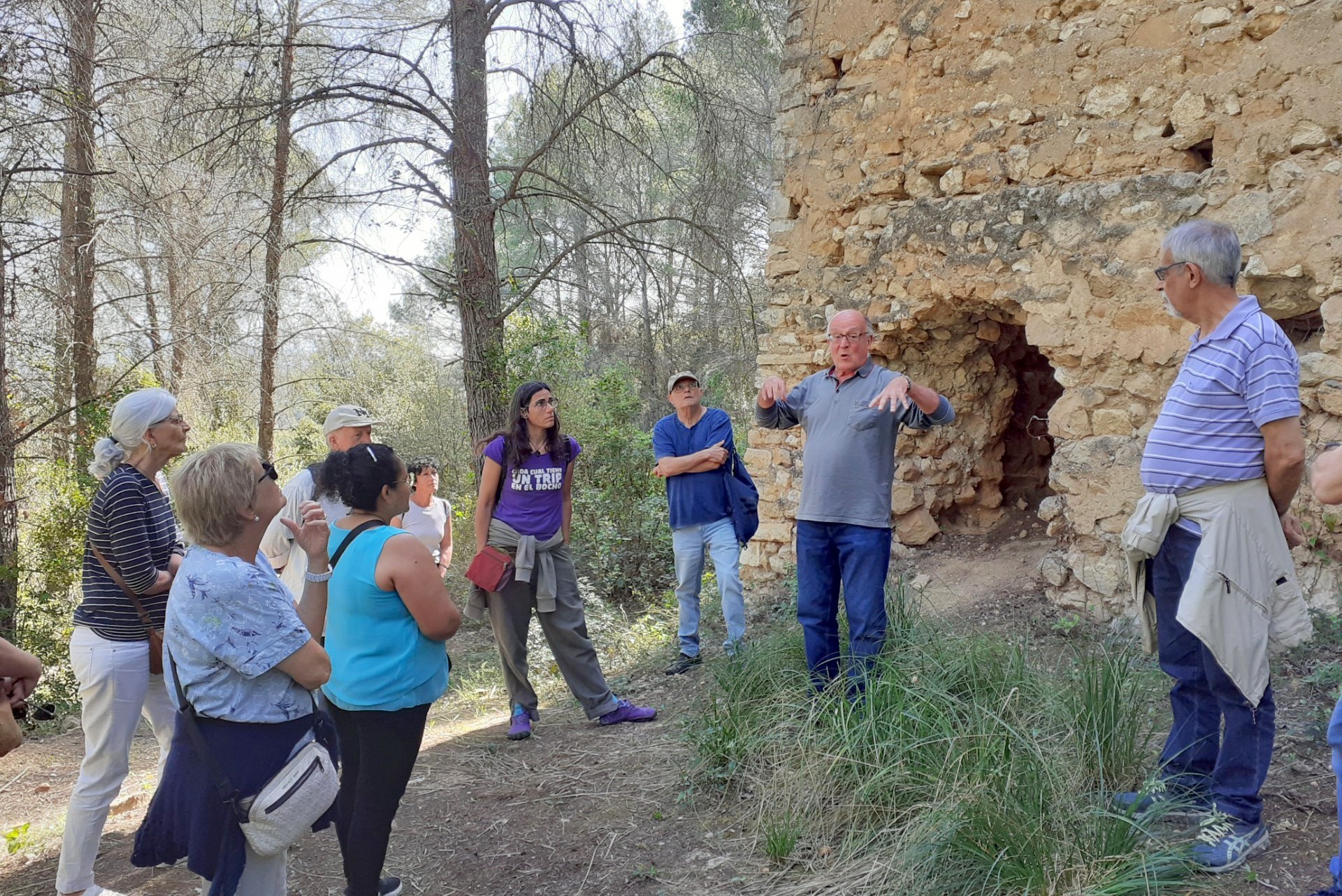 Visita a Torre-ramona i entorns, a Sant Sadurní d'Anoia, guiada per un voluntari.