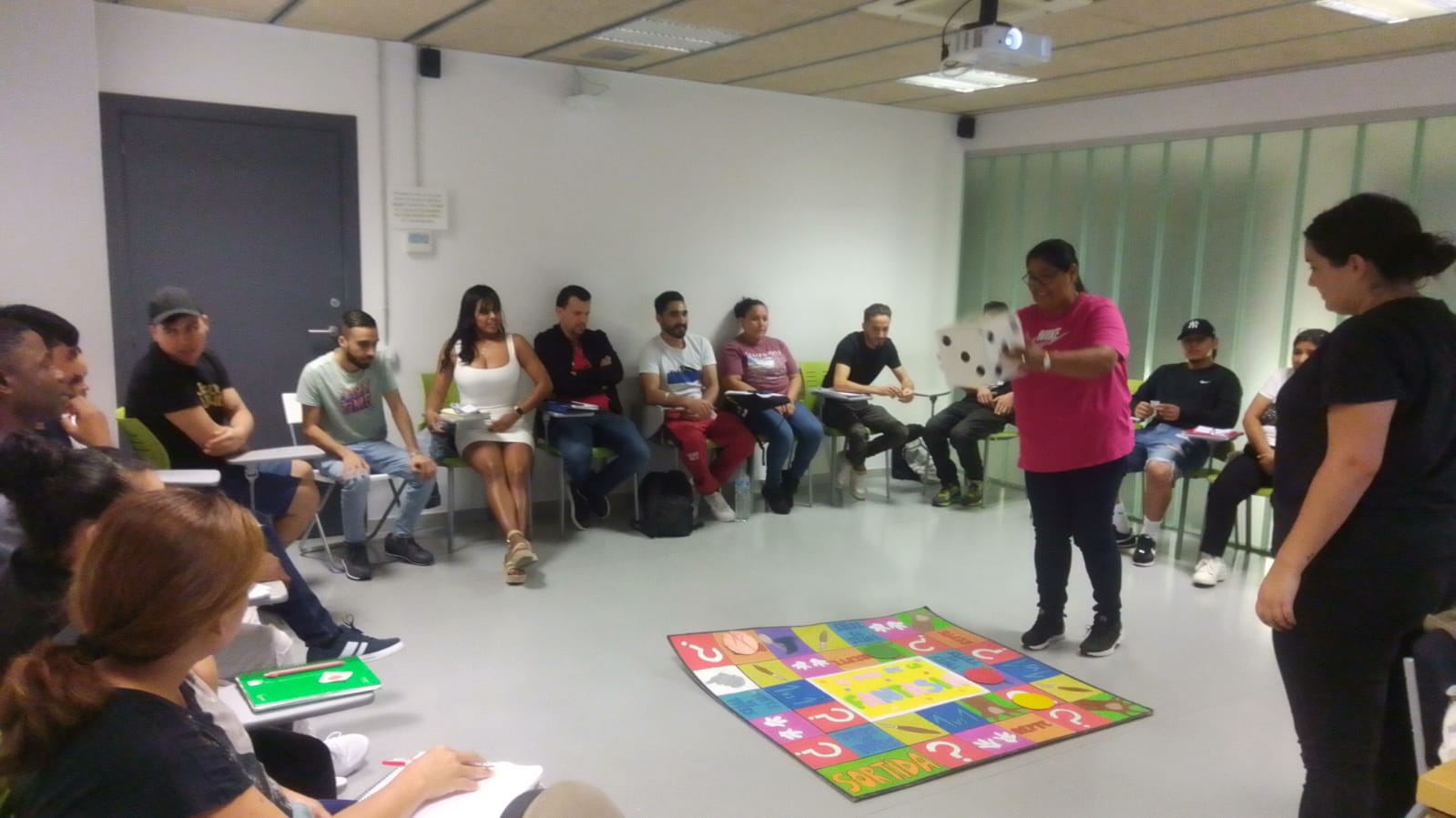 JAK fent un taller de l'oca per a l'alumnat