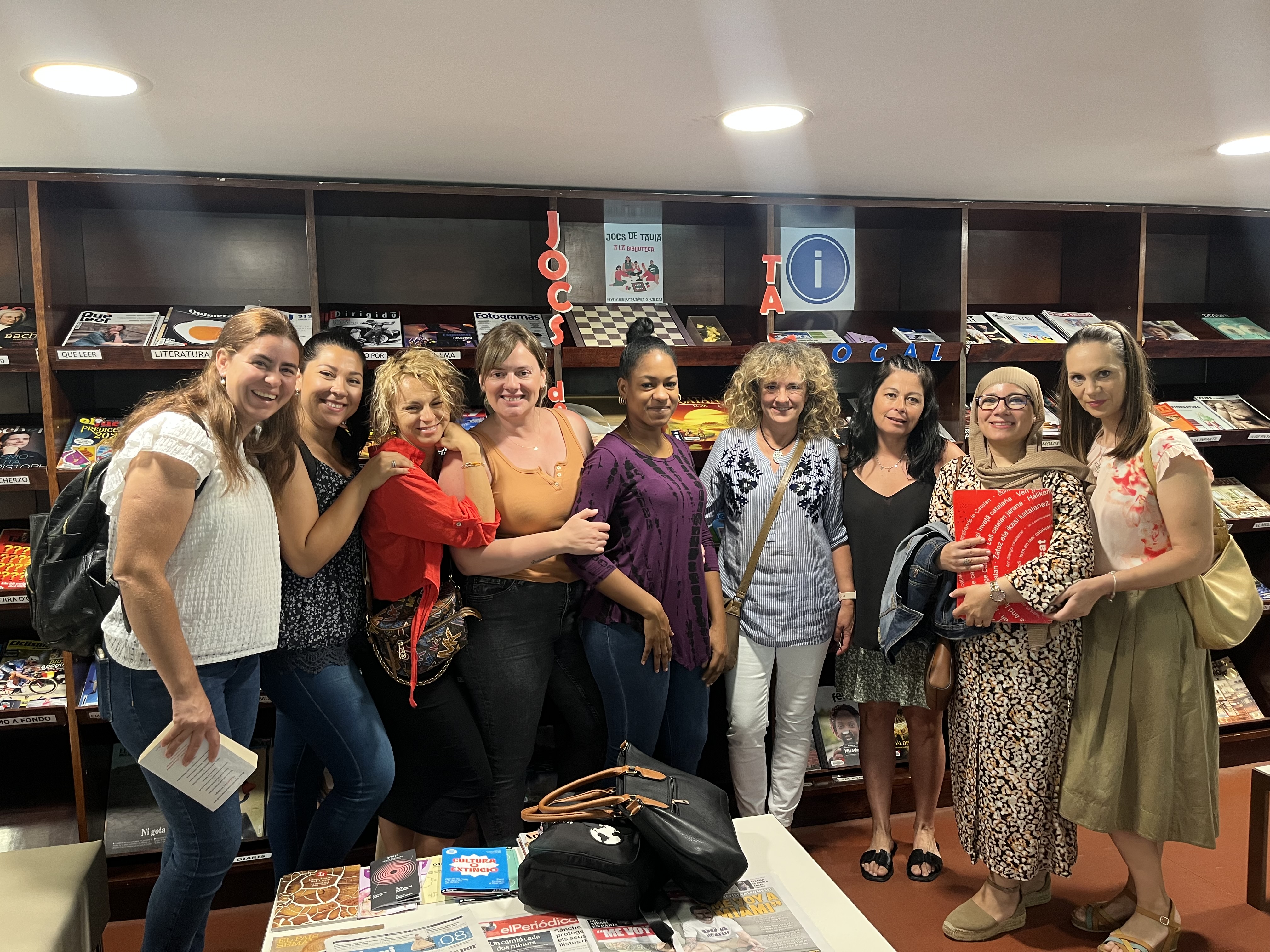 Grup d'alumnes a la biblioteca de Vila-seca