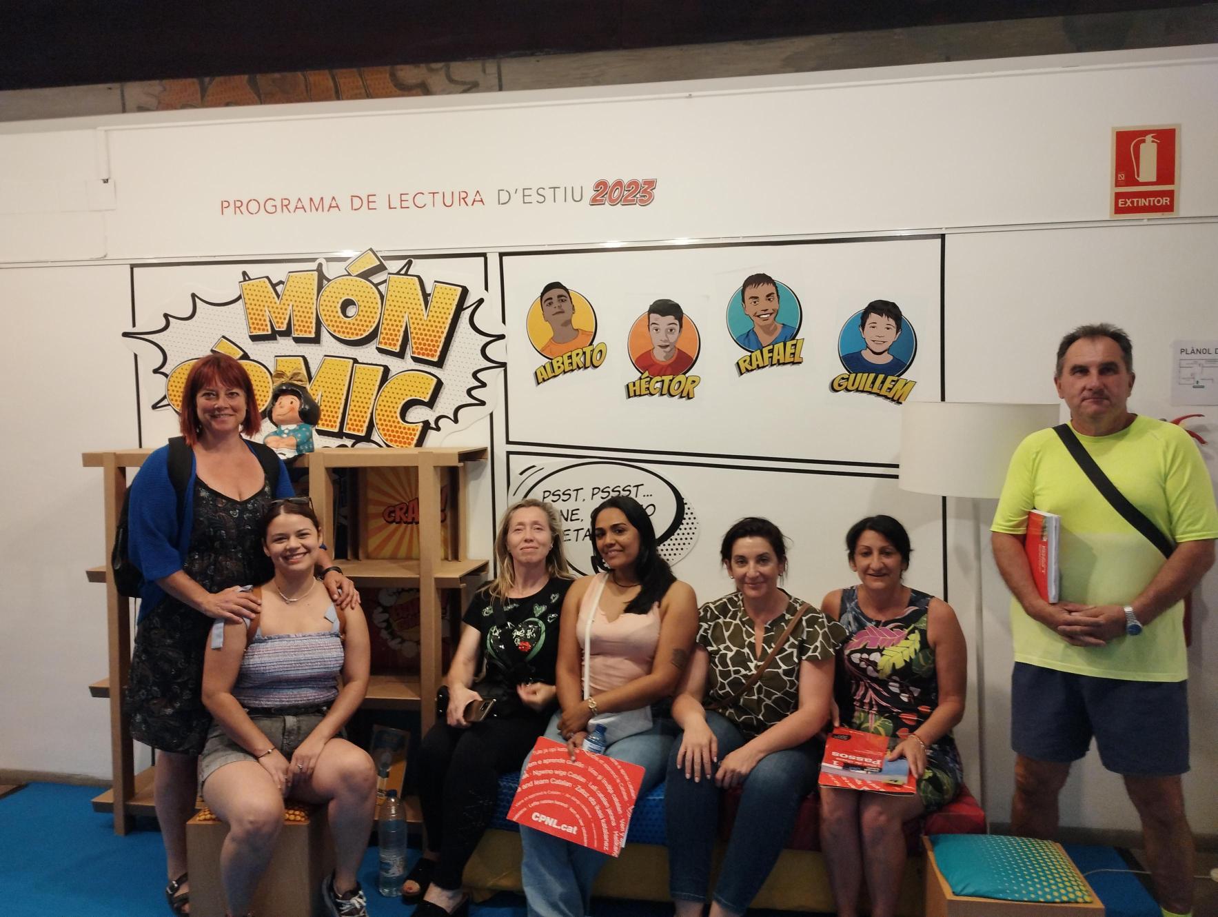 Grup d'alumnes a la biblioteca de Vila-seca