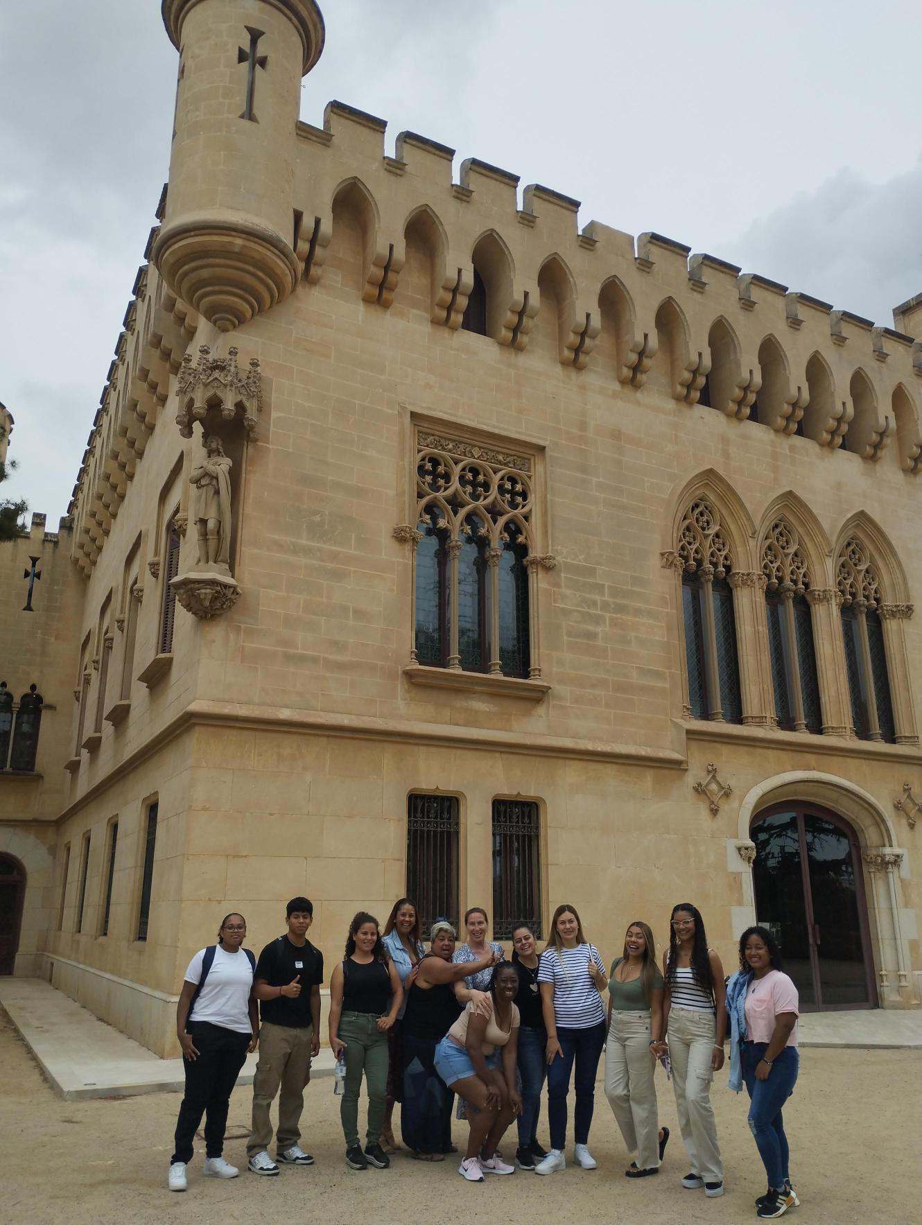 Grup d'alumnes al Castell de Vila-seca