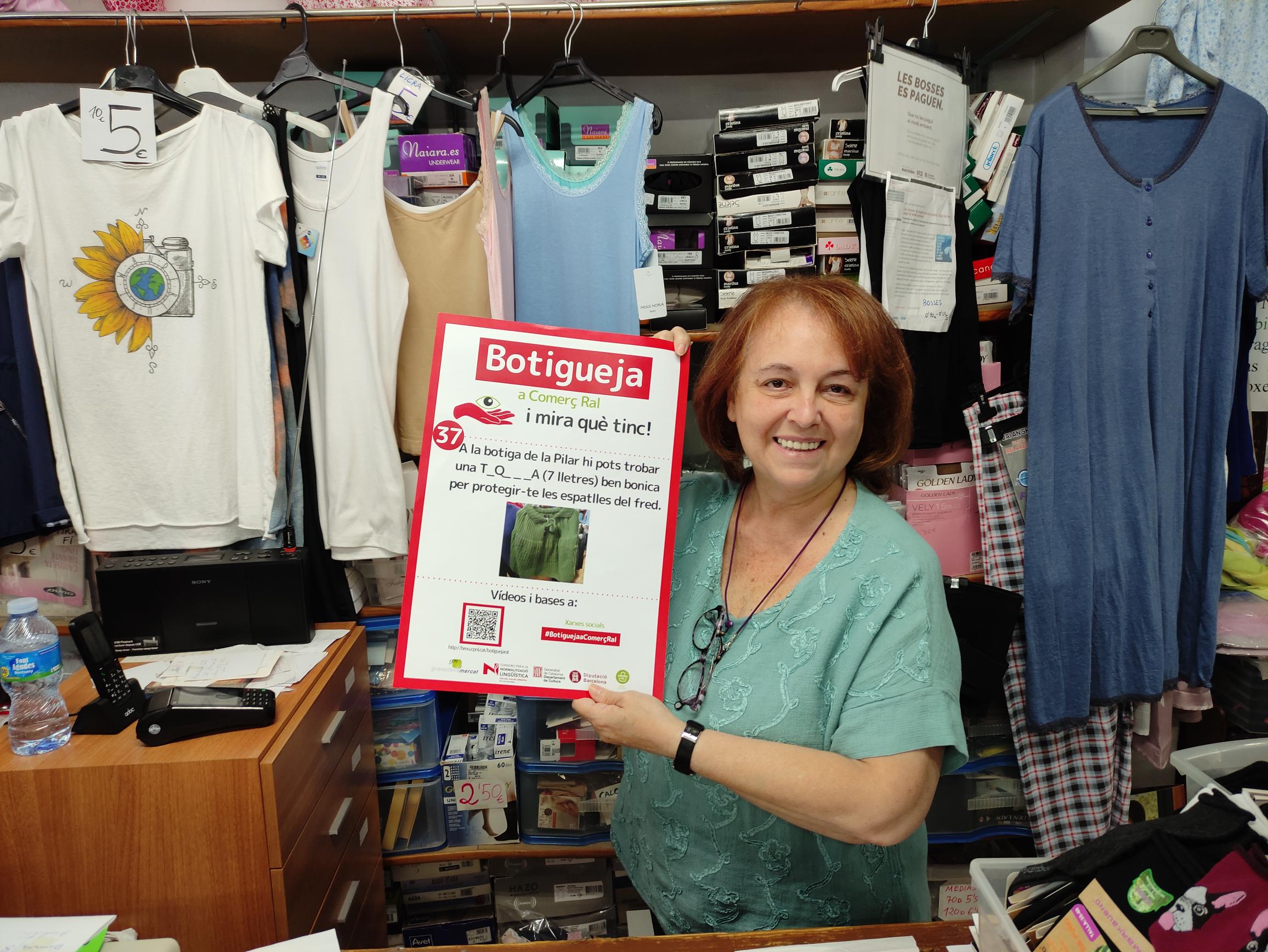 Pilar Casnovas, amb el cartell de la seva botiga